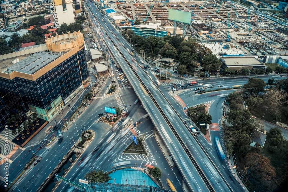 大都市中心繁忙的高速公路路口。交通和基础设施概念。