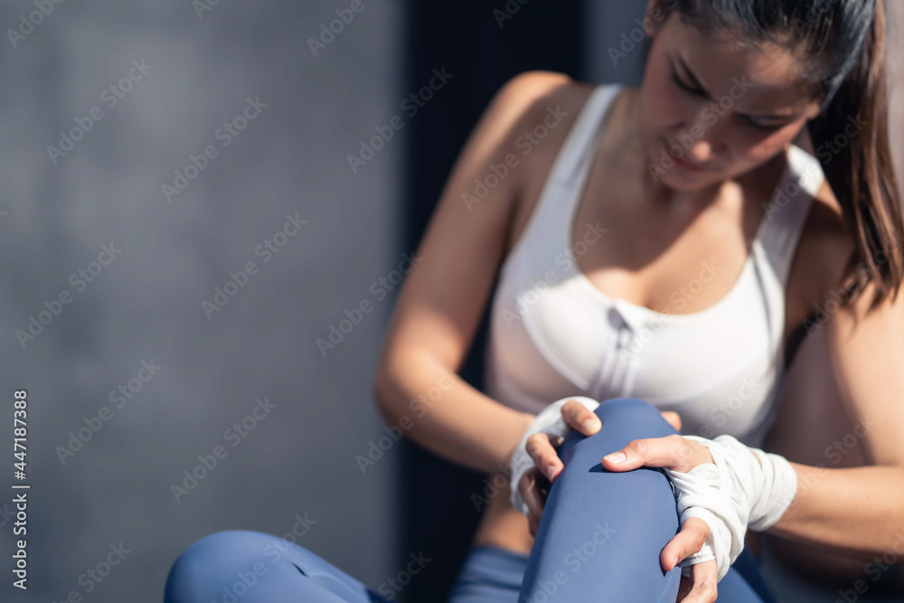 亚洲运动员教练女孩在健身房锻炼受伤的特写。