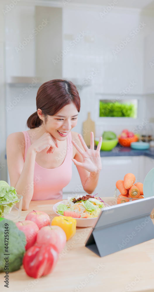 女人记录素食烹饪