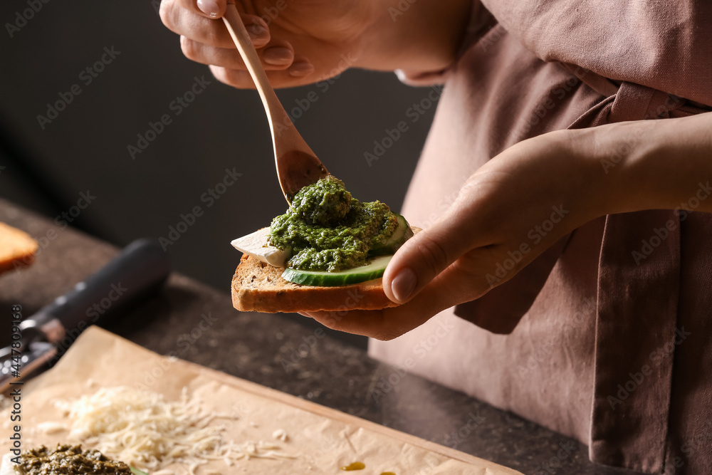 用香蒜酱做美味吐司的女人，特写镜头