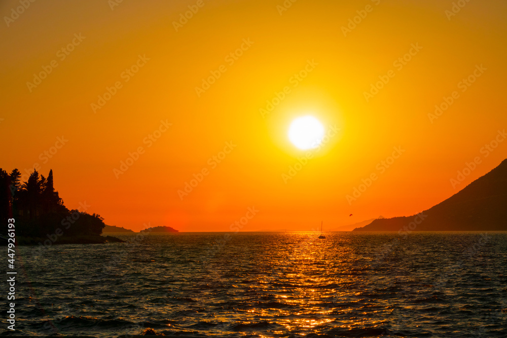 镜头闪耀：亚得里亚海岛屿上空金色夏日天空的田园风光。