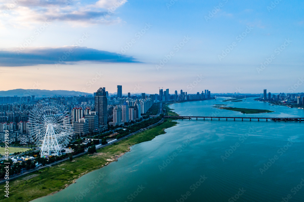 河流与城市全景