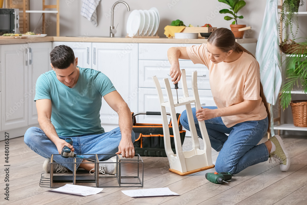 年轻夫妇在家组装家具