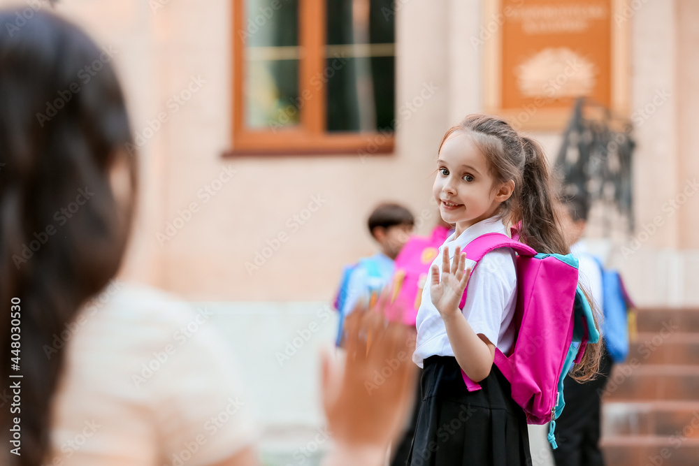 母亲带着她的小女儿去上学