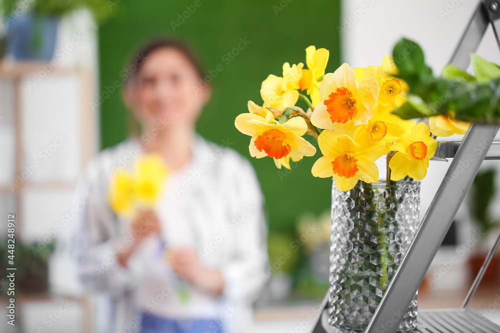 房间梯子上有水仙花的花瓶