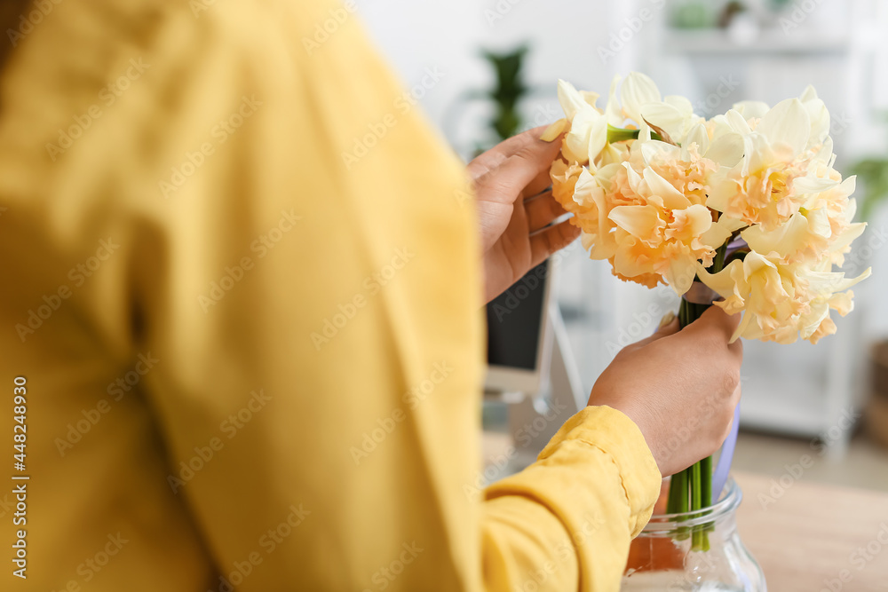 家里有一束水仙的年轻女子