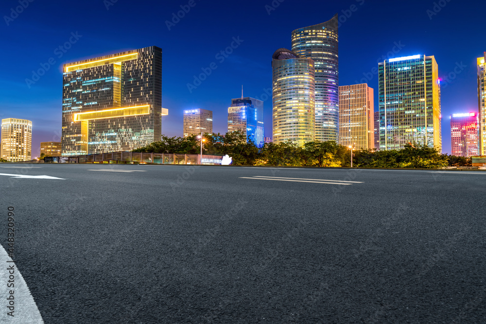 高速公路路面天际线与现代建筑景观夜景