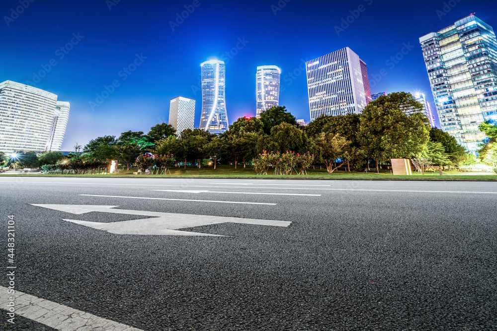 高速公路路面天际线与现代建筑景观夜景