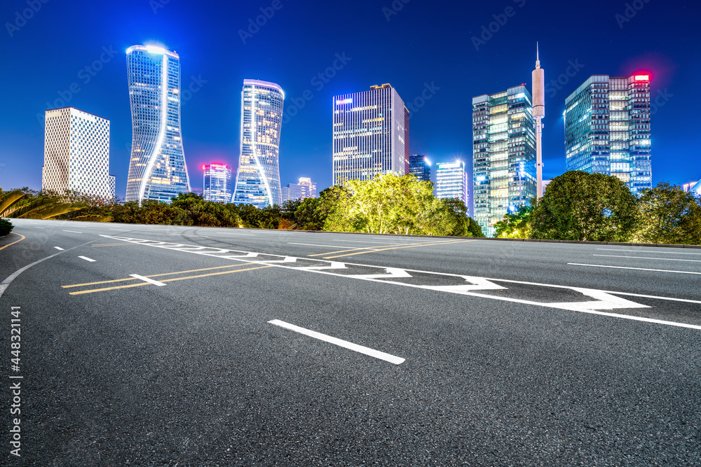 高速公路路面天际线与现代建筑景观夜景