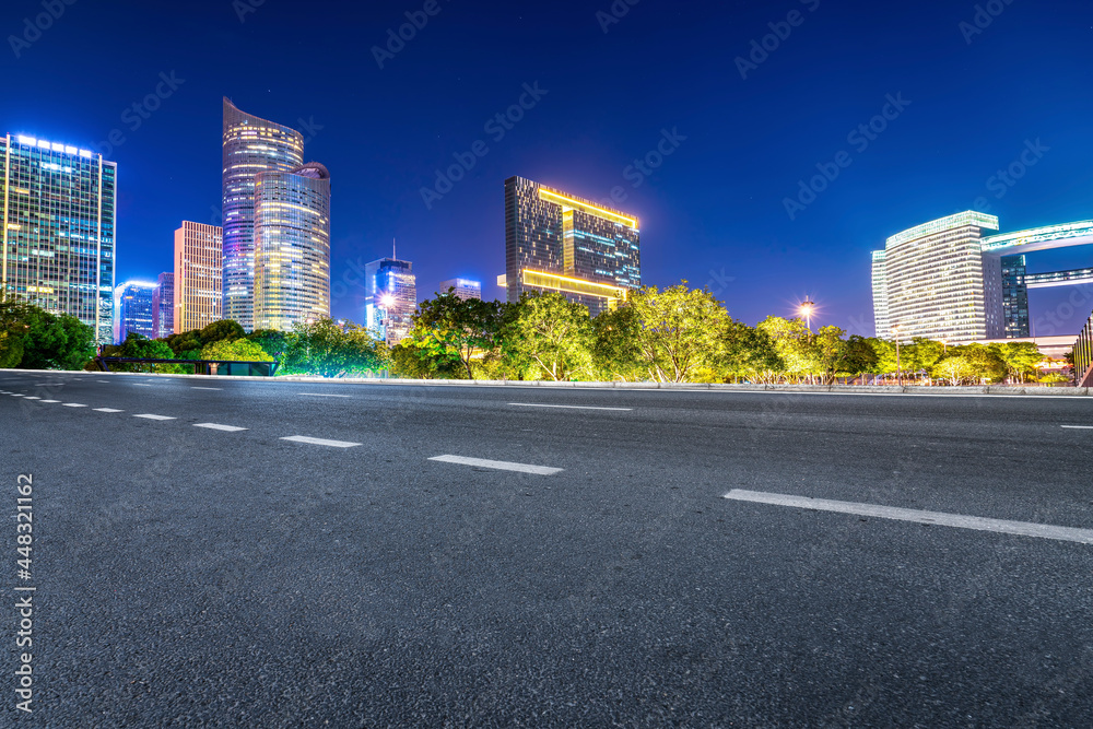 高速公路路面天际线与现代建筑景观夜景