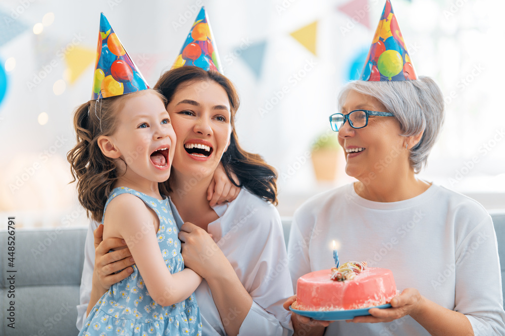 祖母、母亲和女儿正在庆祝生日。