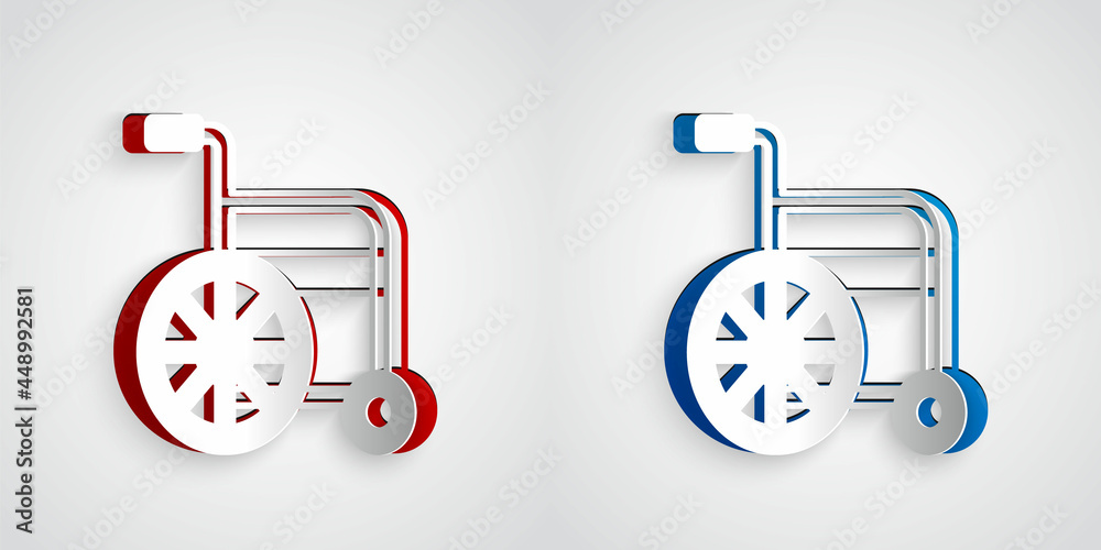 灰色背景上隔离的残疾人剪纸轮椅图标。纸艺风格。矢量