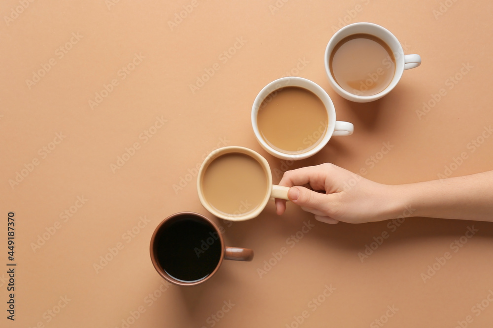 女性手和彩色背景咖啡杯