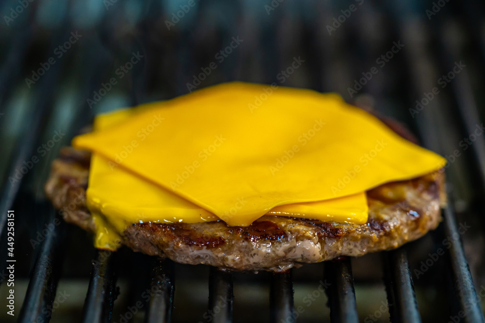 肉和奶酪在烧烤架上烤。生肉排在烤架上炸。不健康的美味dis