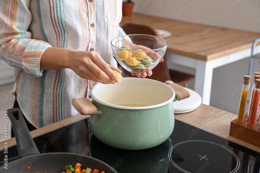 女人在厨房做美味的饺子