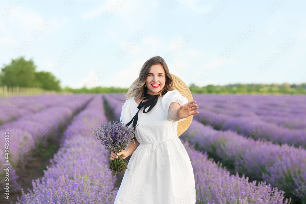 薰衣草地里美丽的年轻女人