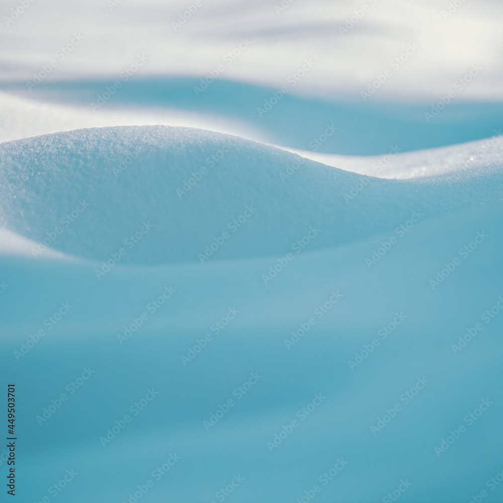 蓝色背景下的雪曲线