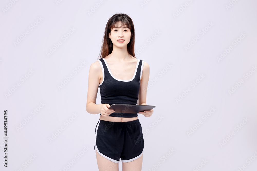 穿着运动服的亚洲美女