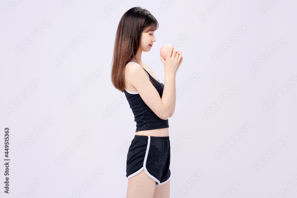 穿着运动服的亚洲美女