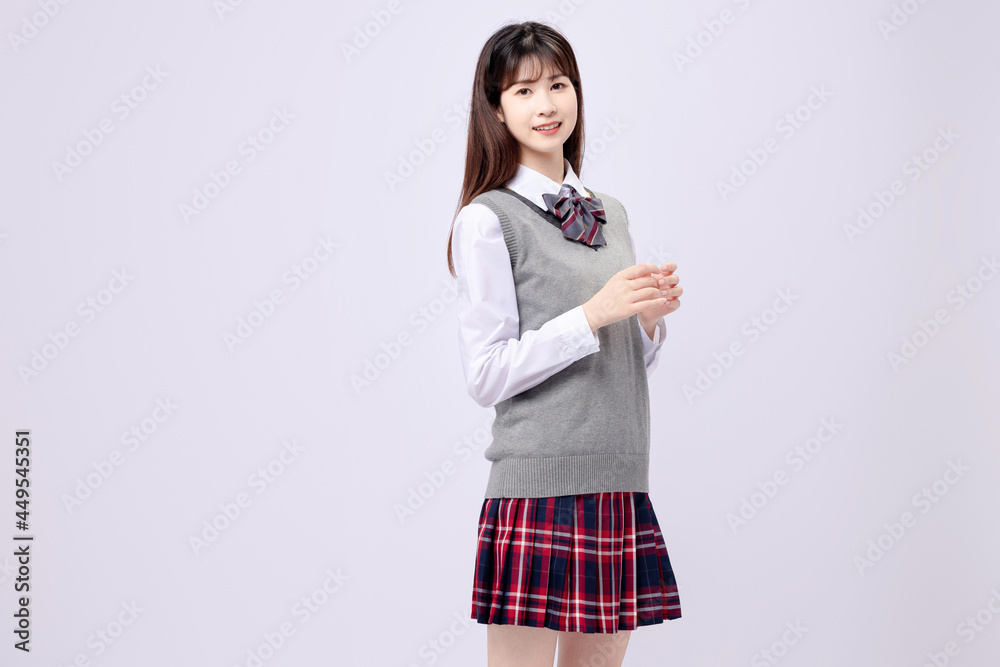 穿着中学制服的漂亮亚洲女孩