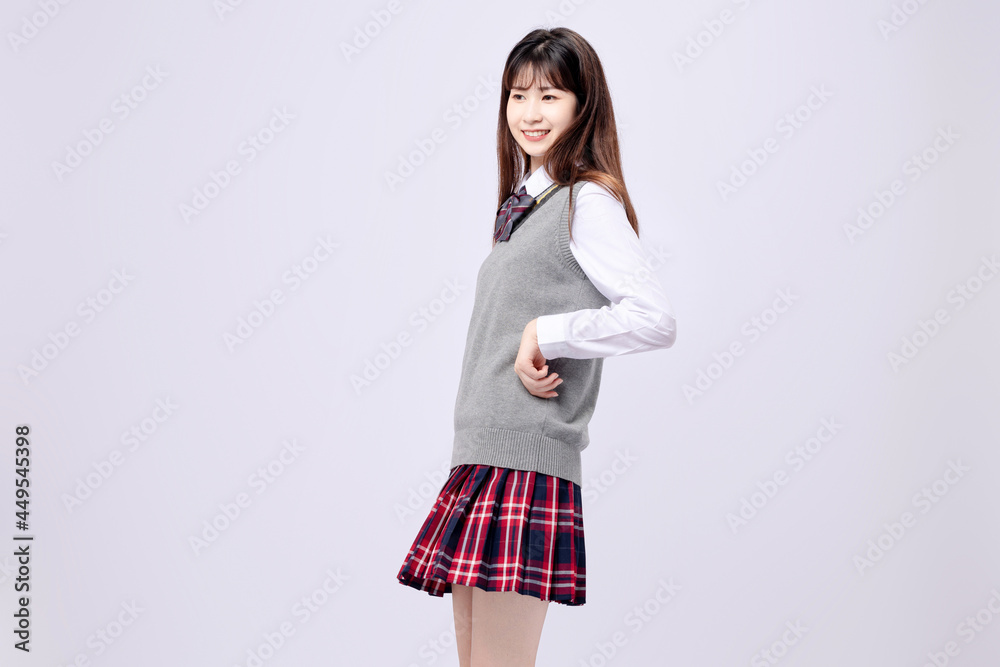 穿着中学制服的漂亮亚洲女孩