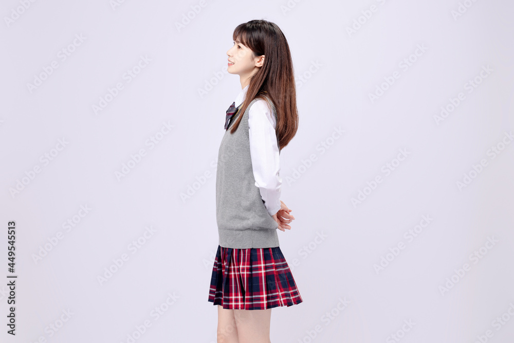 穿着中学制服的美丽亚洲女孩