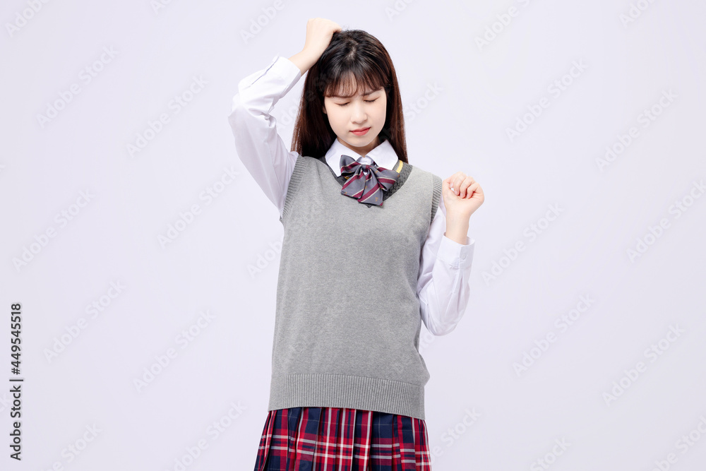 穿着中学制服的漂亮亚洲女孩