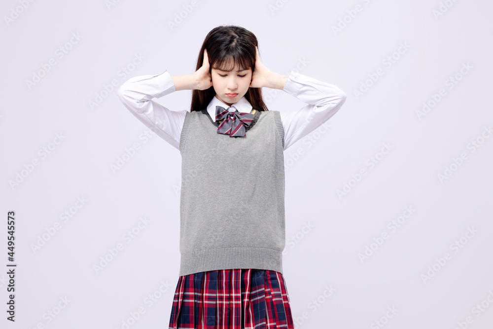 穿着中学制服的漂亮亚洲女孩