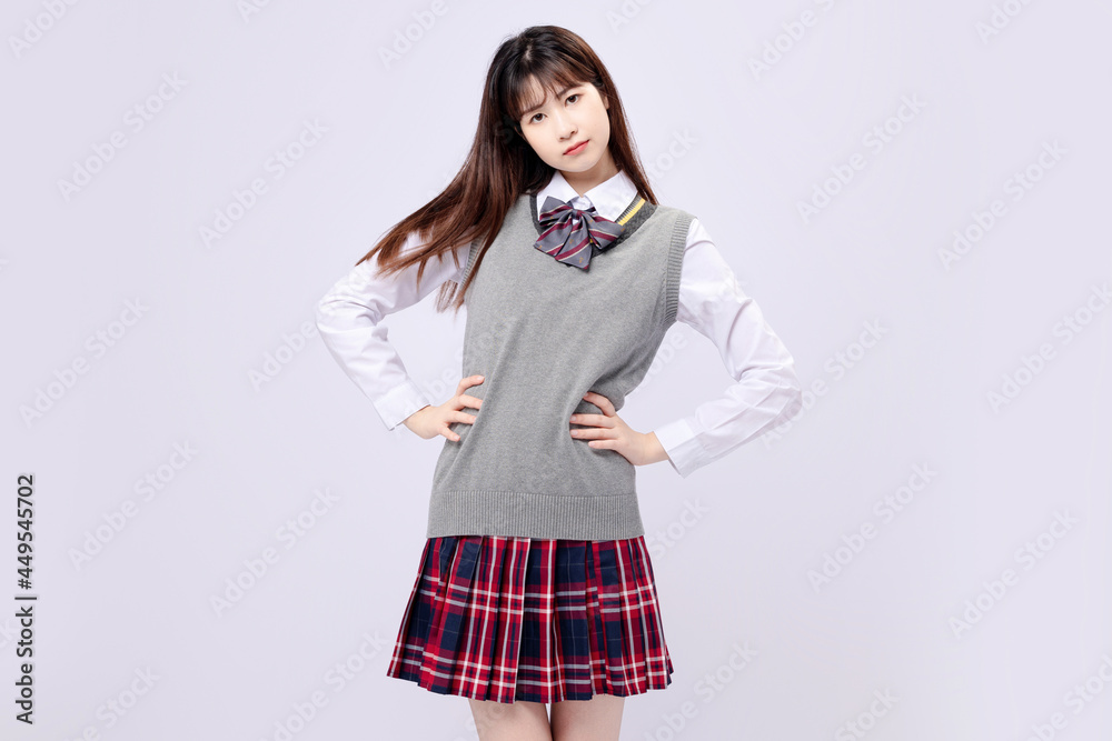 穿着中学制服的漂亮亚洲女孩