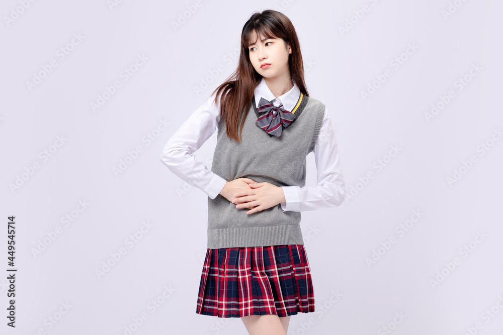 穿着中学制服的美丽亚洲女孩