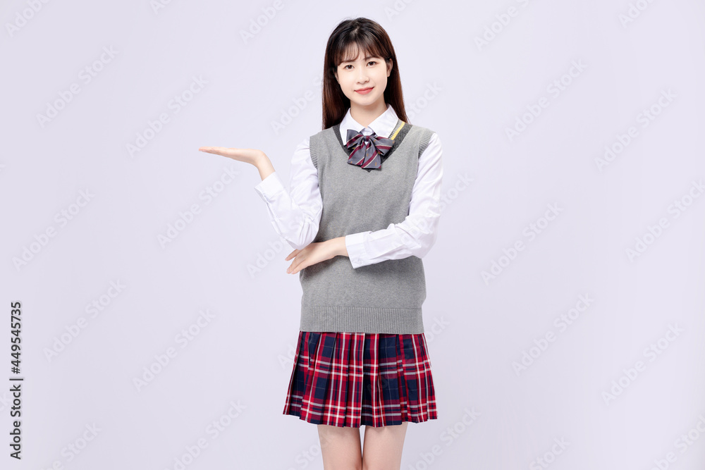 穿着中学制服的漂亮亚洲女孩