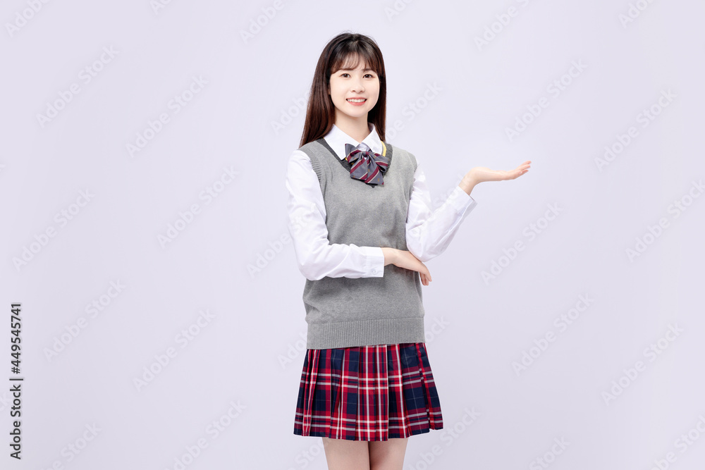 穿着中学制服的美丽亚洲女孩