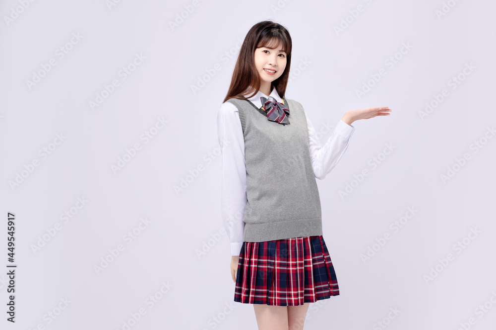 穿着中学制服的漂亮亚洲女孩