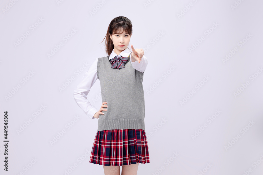 穿着中学制服的漂亮亚洲女孩