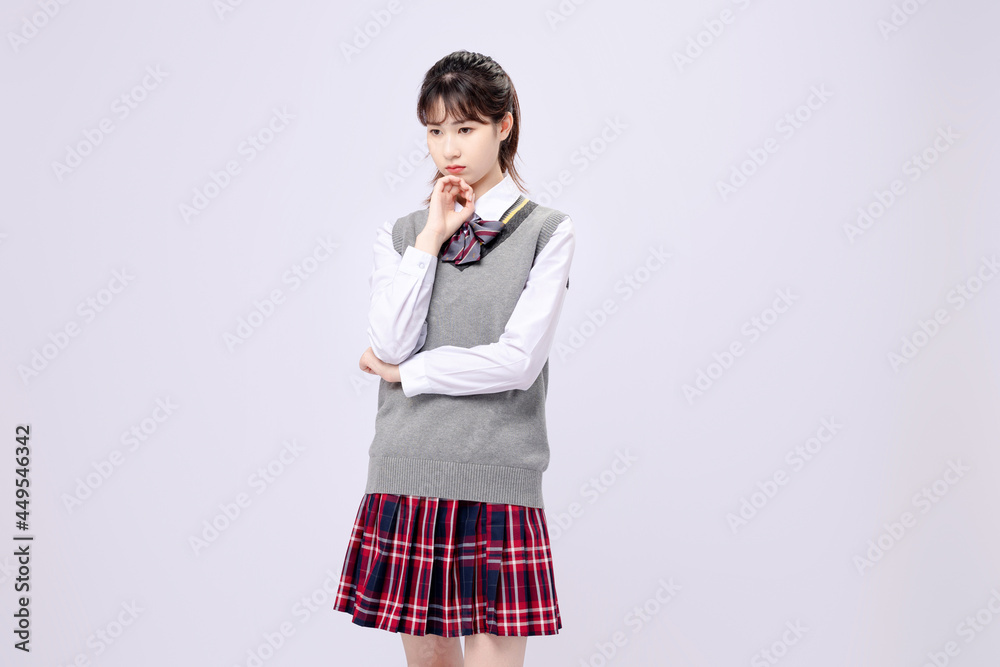 穿着中学制服的漂亮亚洲女孩