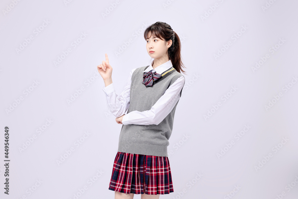 穿着中学制服的漂亮亚洲女孩