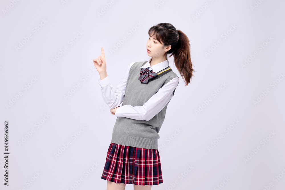 穿着中学制服的漂亮亚洲女孩