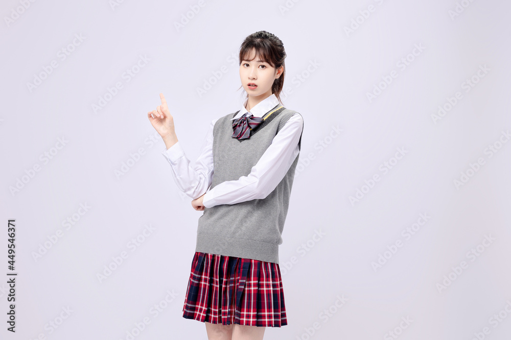 穿着中学制服的漂亮亚洲女孩