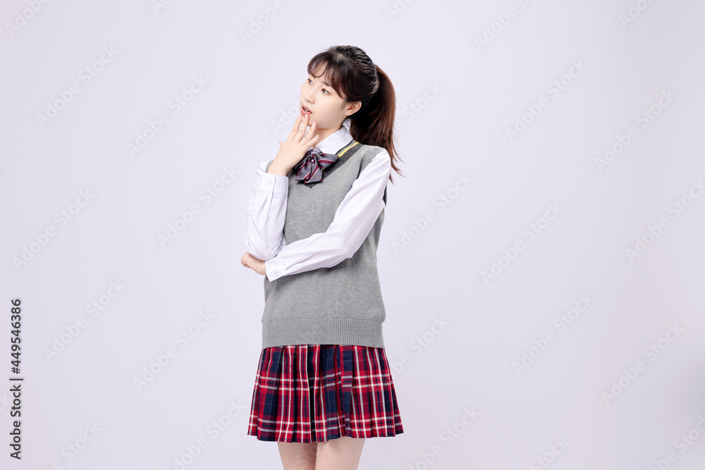 穿着中学制服的漂亮亚洲女孩