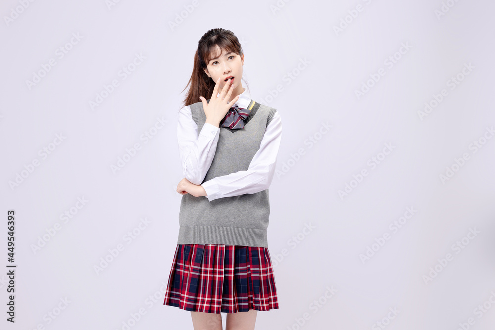 穿着中学制服的漂亮亚洲女孩