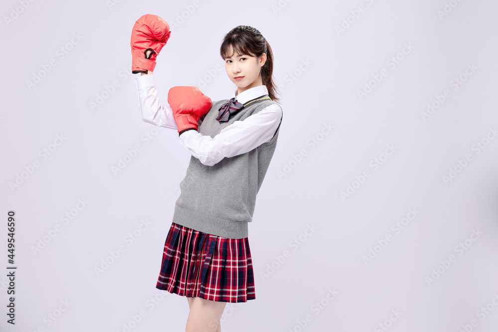 穿着中学制服的漂亮亚洲女孩