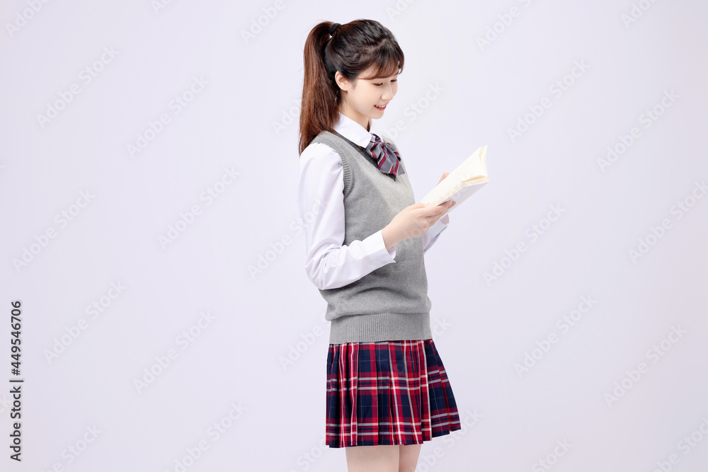 穿着中学制服的漂亮亚洲女孩