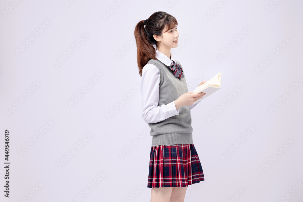 穿着中学制服的漂亮亚洲女孩