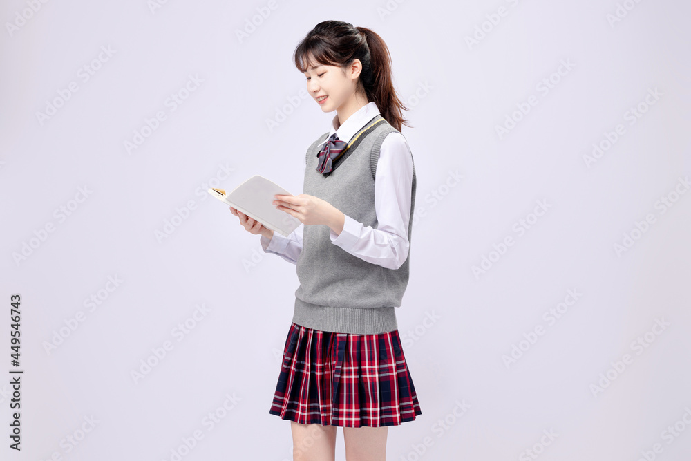 穿着中学制服的漂亮亚洲女孩