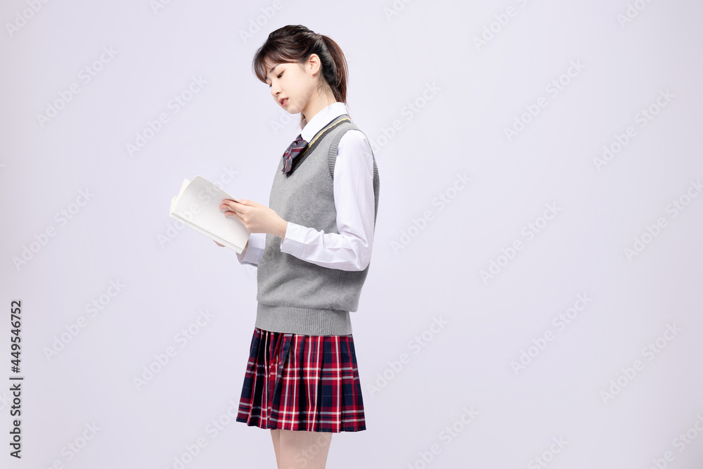 穿着中学制服的漂亮亚洲女孩