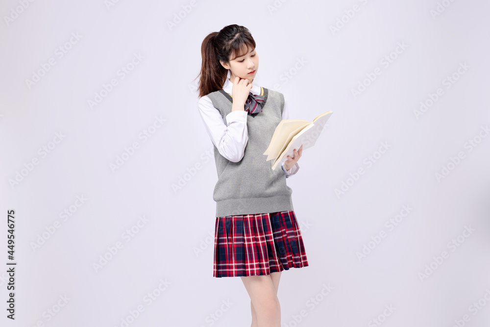 穿着中学制服的漂亮亚洲女孩