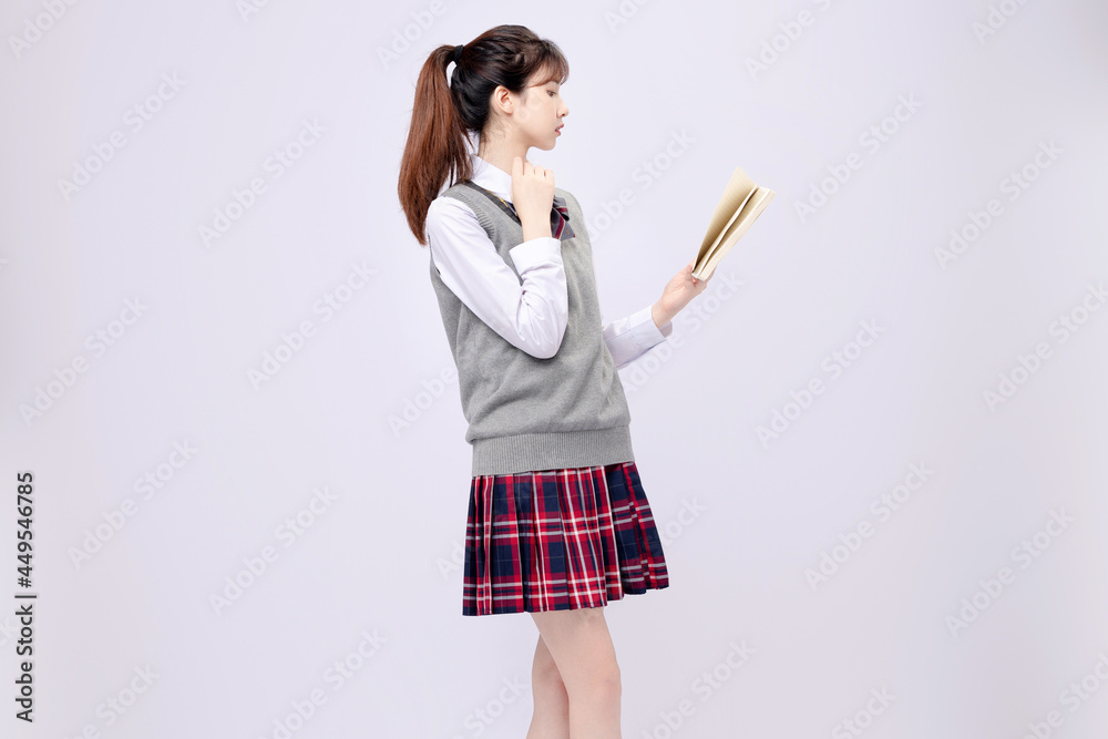 穿着中学制服的漂亮亚洲女孩