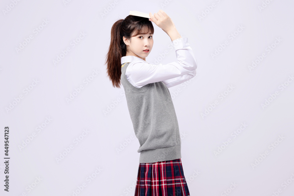 穿着中学制服的漂亮亚洲女孩