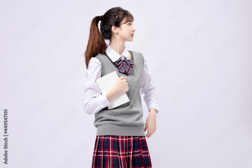 穿着中学制服的漂亮亚洲女孩