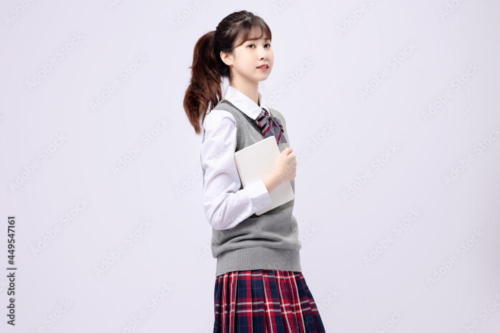 穿着中学制服的漂亮亚洲女孩